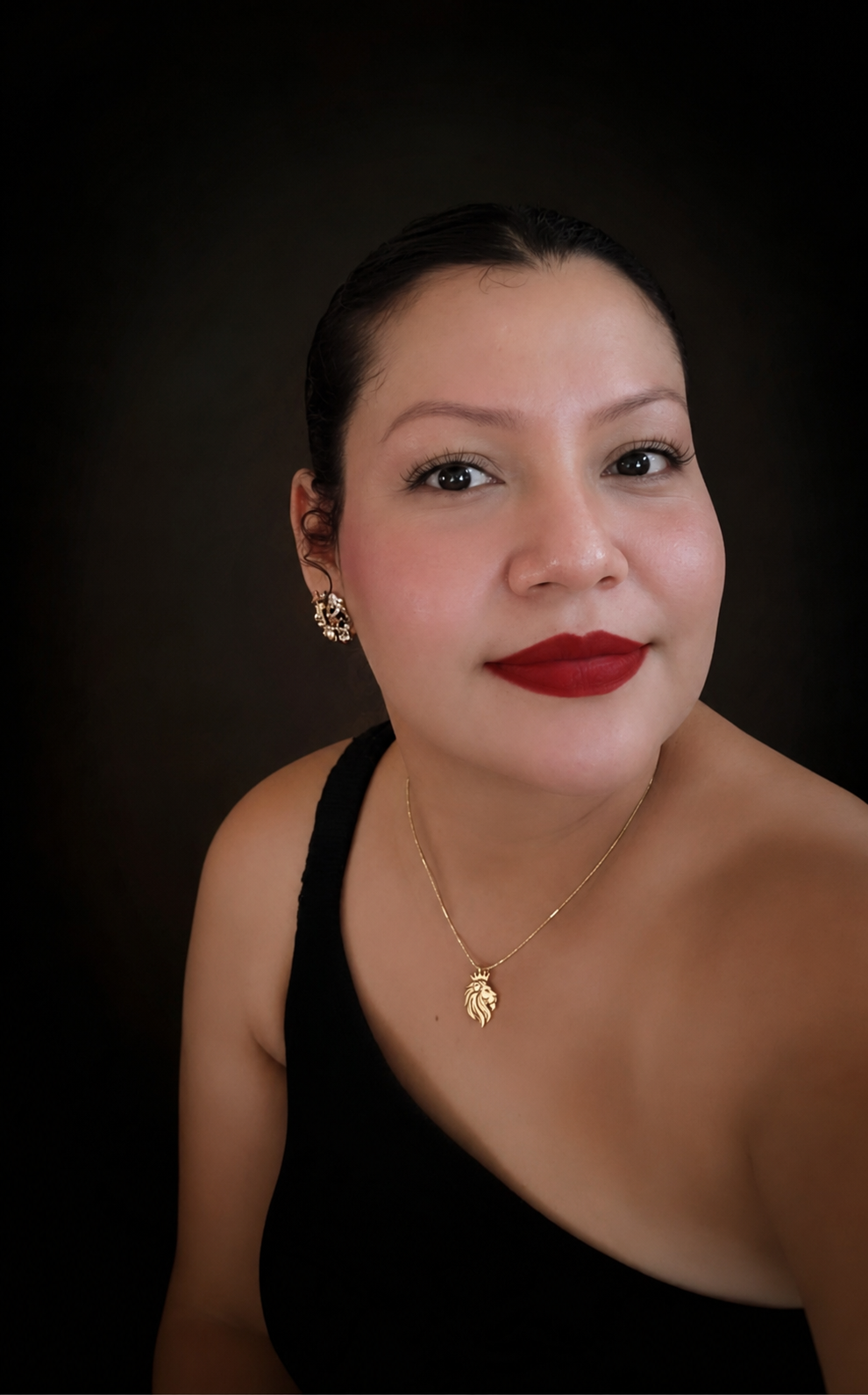 Mujer con collar de león MIU